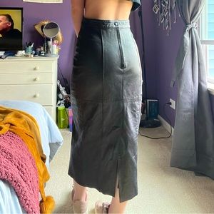 VINTAGE GRUNGEY LEATHER MAXI SKIRT! 
🕷️🕸️🖤〰️📓